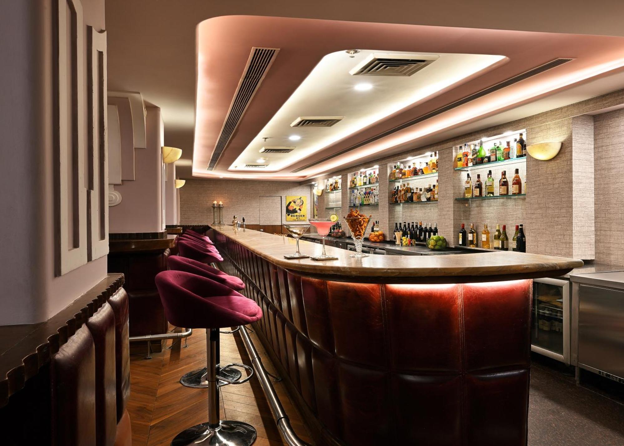 Ambassador, New Delhi - Ihcl Seleqtions Hotel Eksteriør billede The bar at the 2010 London Olympics