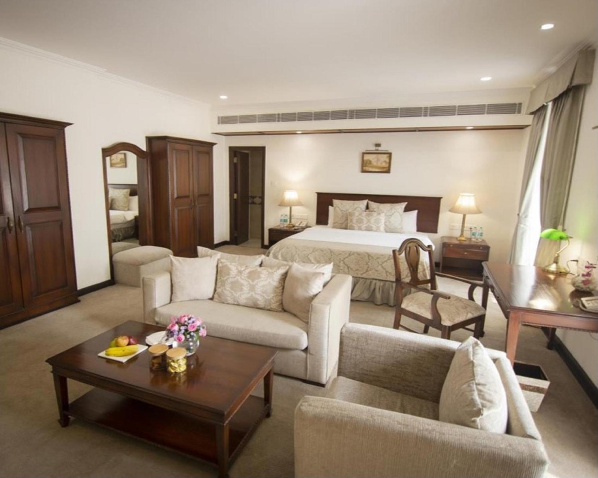 Ambassador, New Delhi - Ihcl Seleqtions Hotel Eksteriør billede A suite at the Taj Bengal